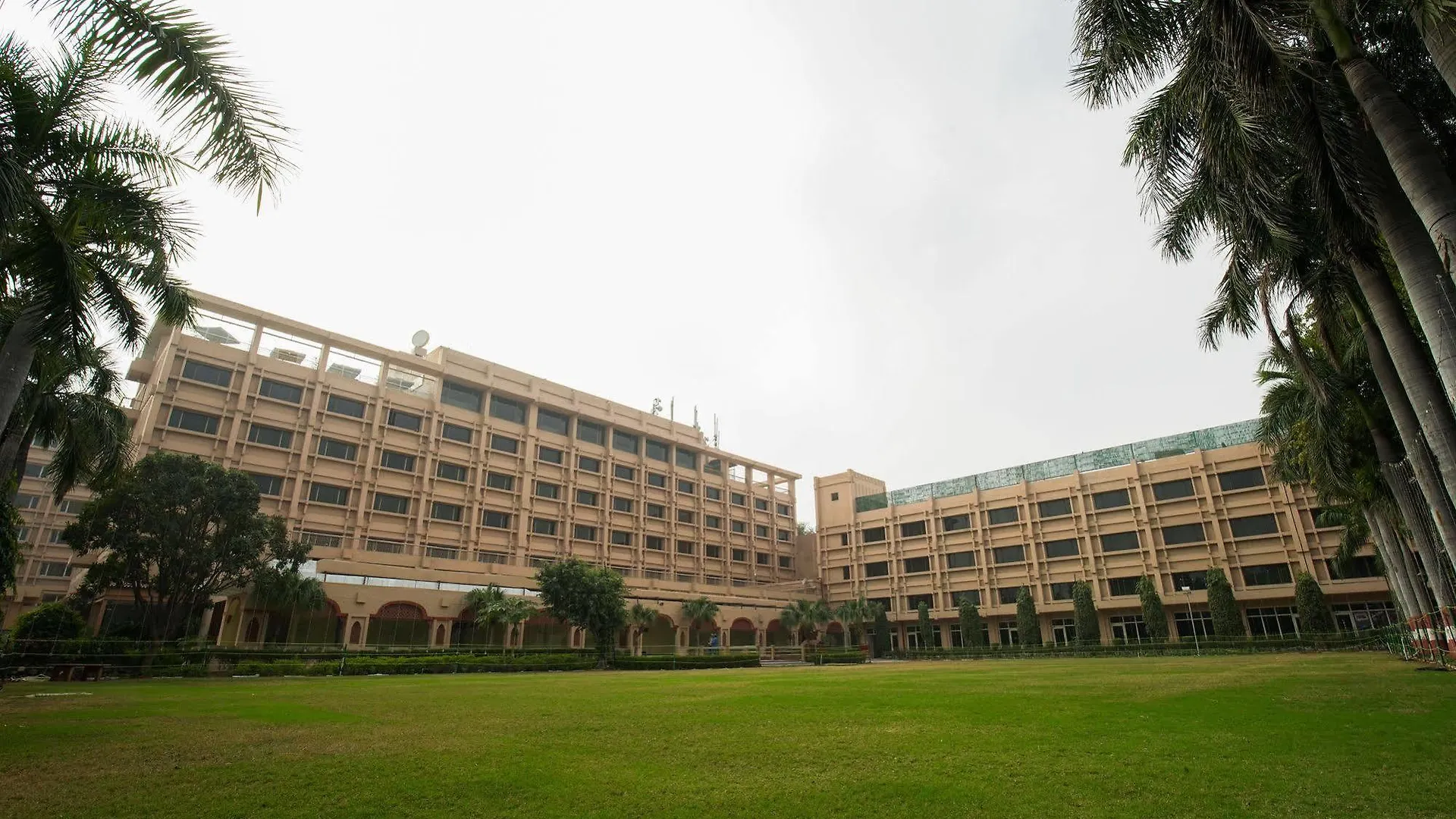 Hotel Clarks Shiraz Agra
